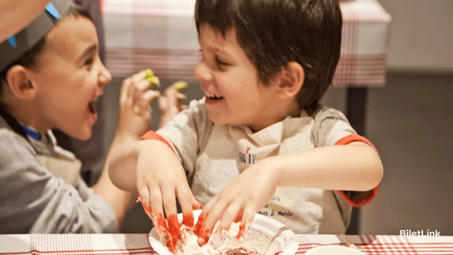 Minik Eller Pizza Yapıyor